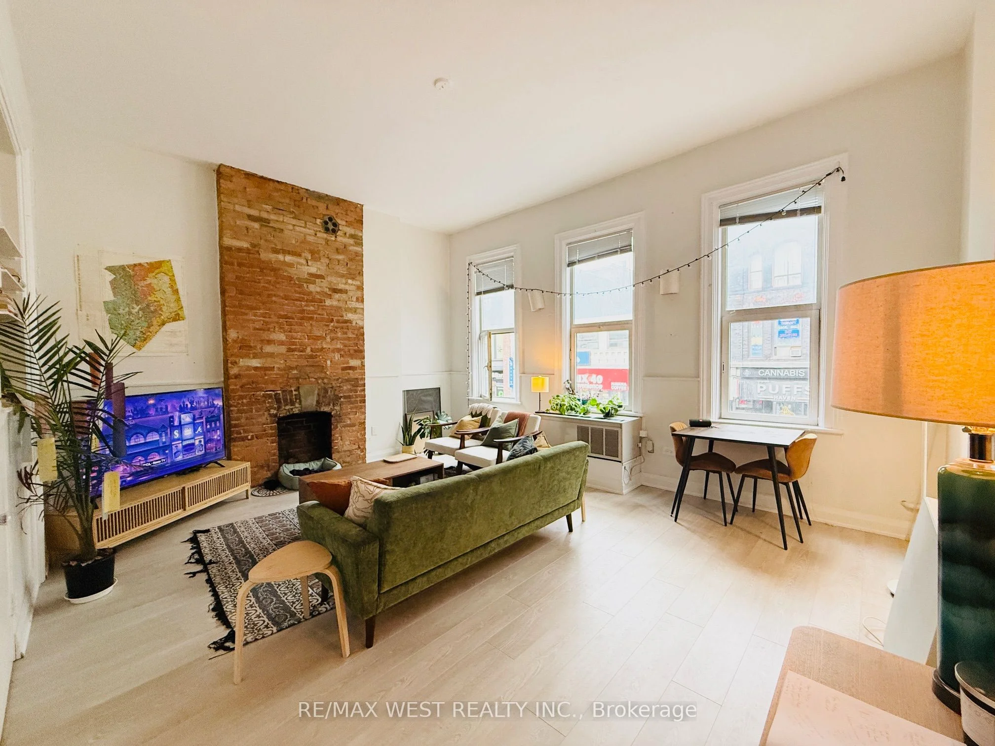588 Yonge Street 2nd Flr, Toronto C01, On M4y 1z3