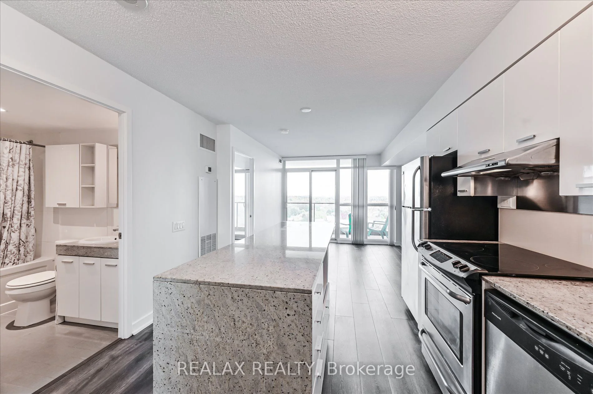 29 Singer Court 1706, Toronto C15, ON M2K 0B4