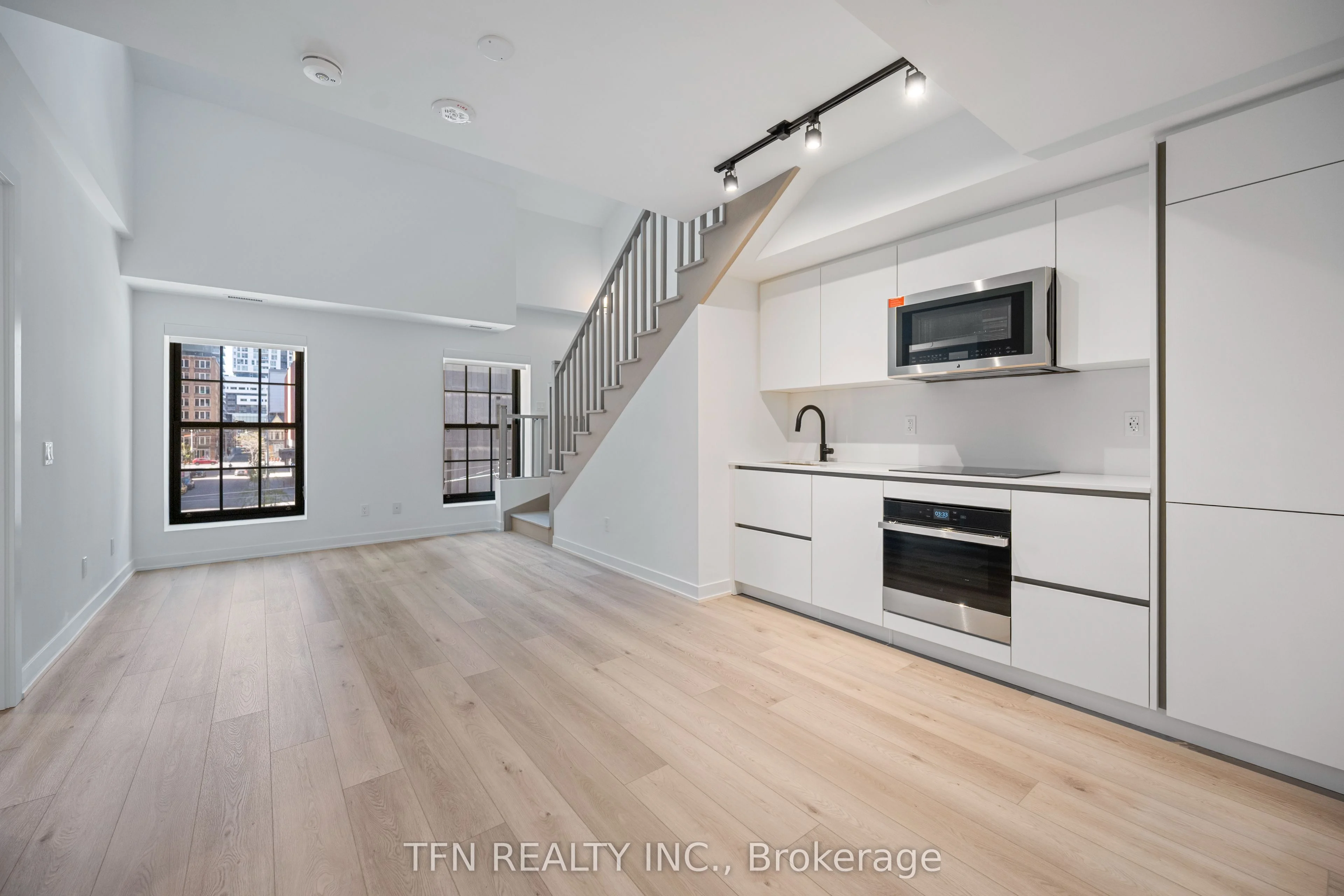 327 King Street W 306, Toronto C01, ON M5V 0W7