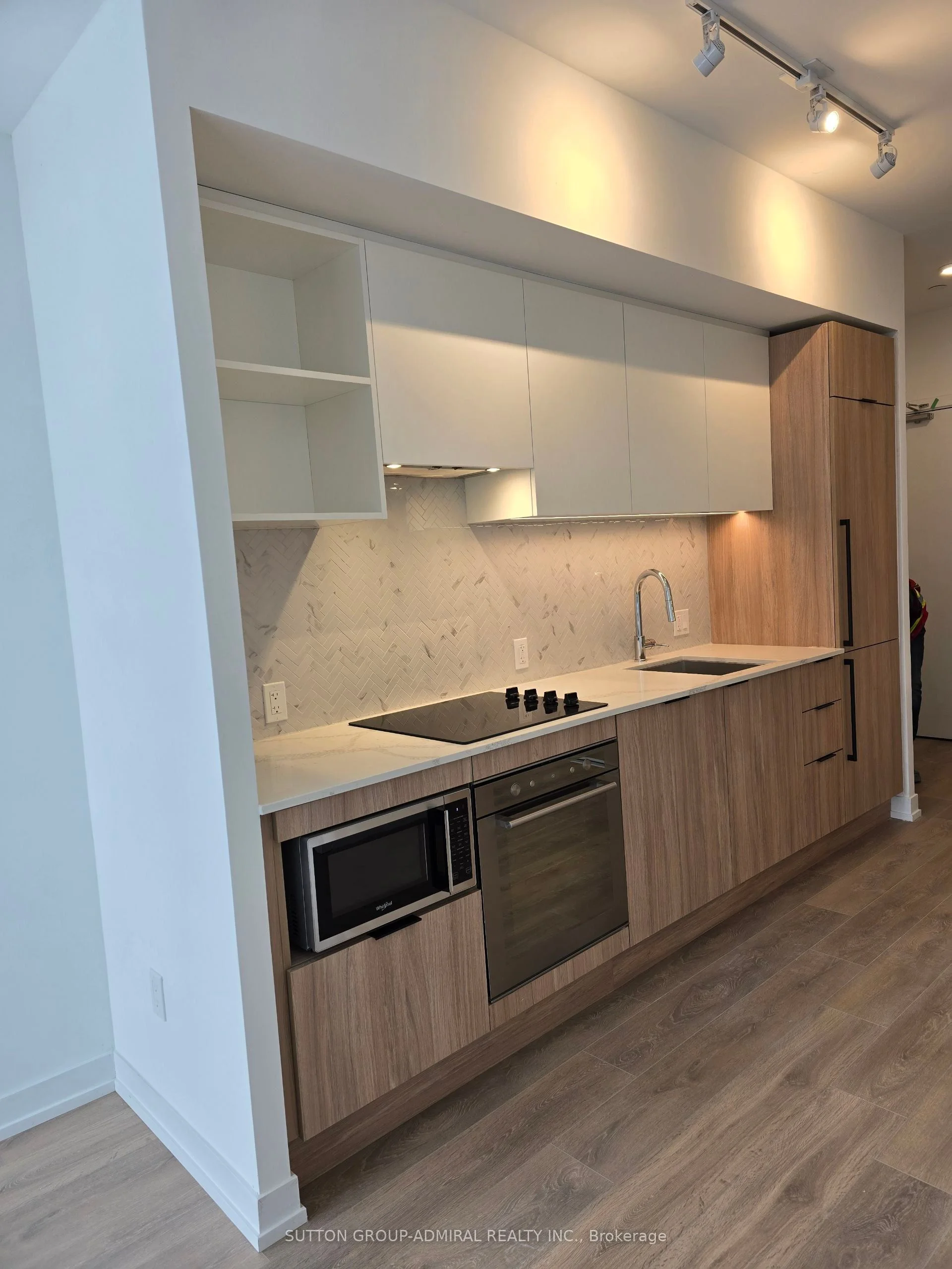 82 Dalhousie Street, Toronto C08, On M5b 0c5