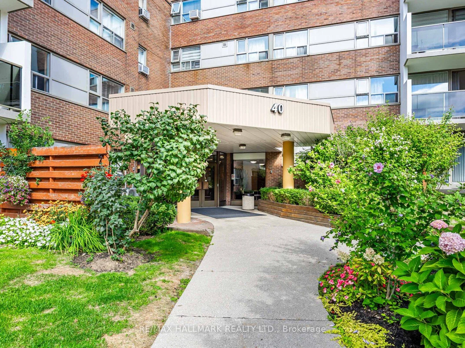 40 Sunrise Avenue 104, Toronto C13, ON M4A 2R4