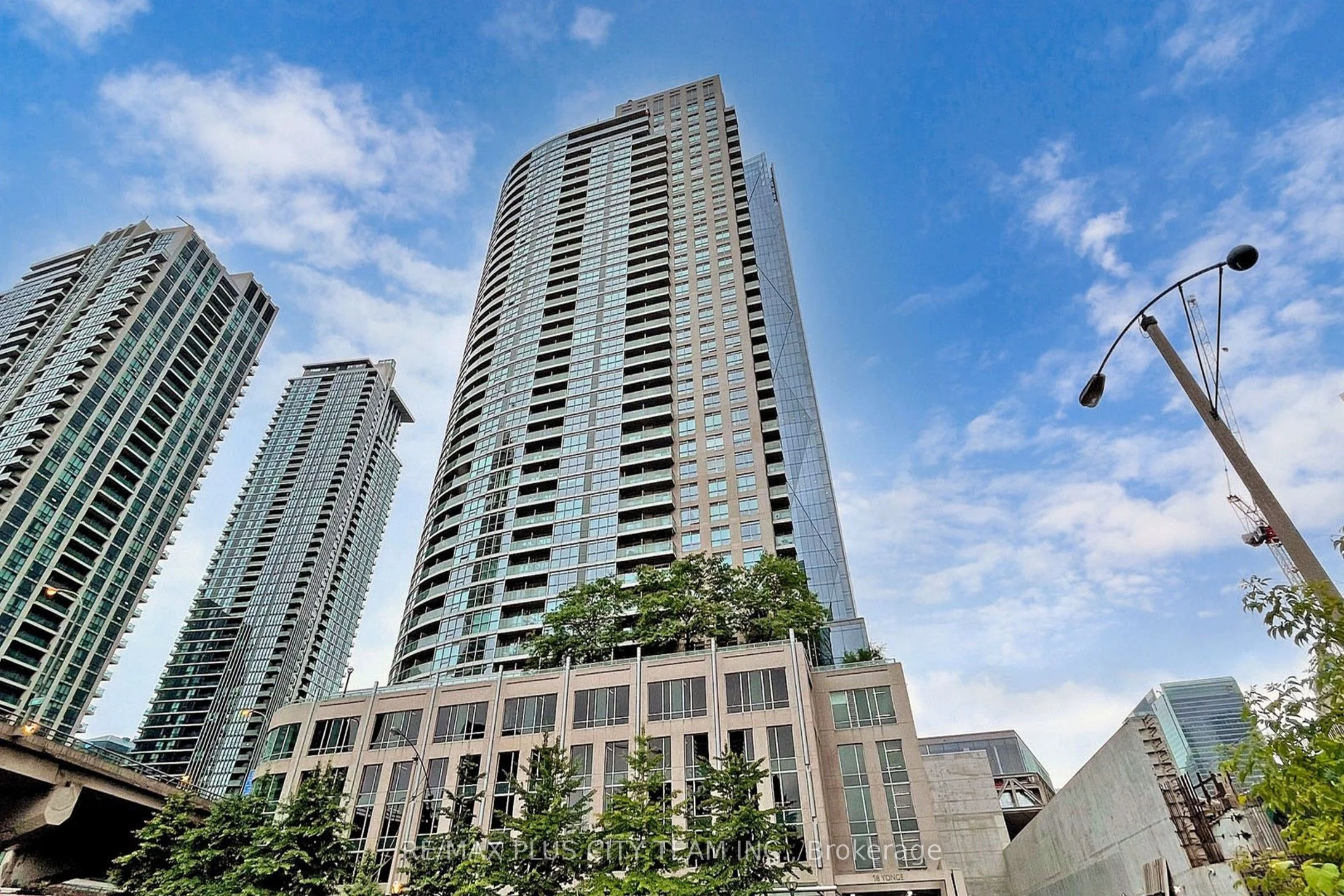 18 Yonge Street 3702, Toronto C01, On M5e 1r4