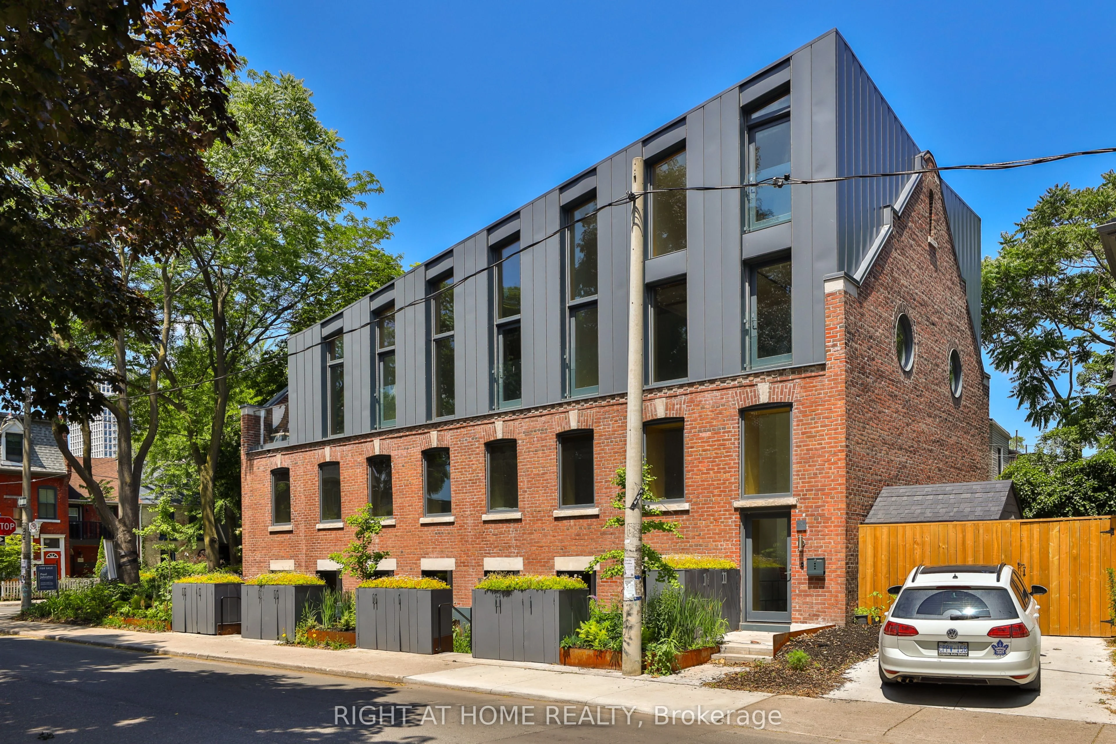 225 Brunswick Avenue Garden Home 3, Toronto C01, ON M5S 2M4