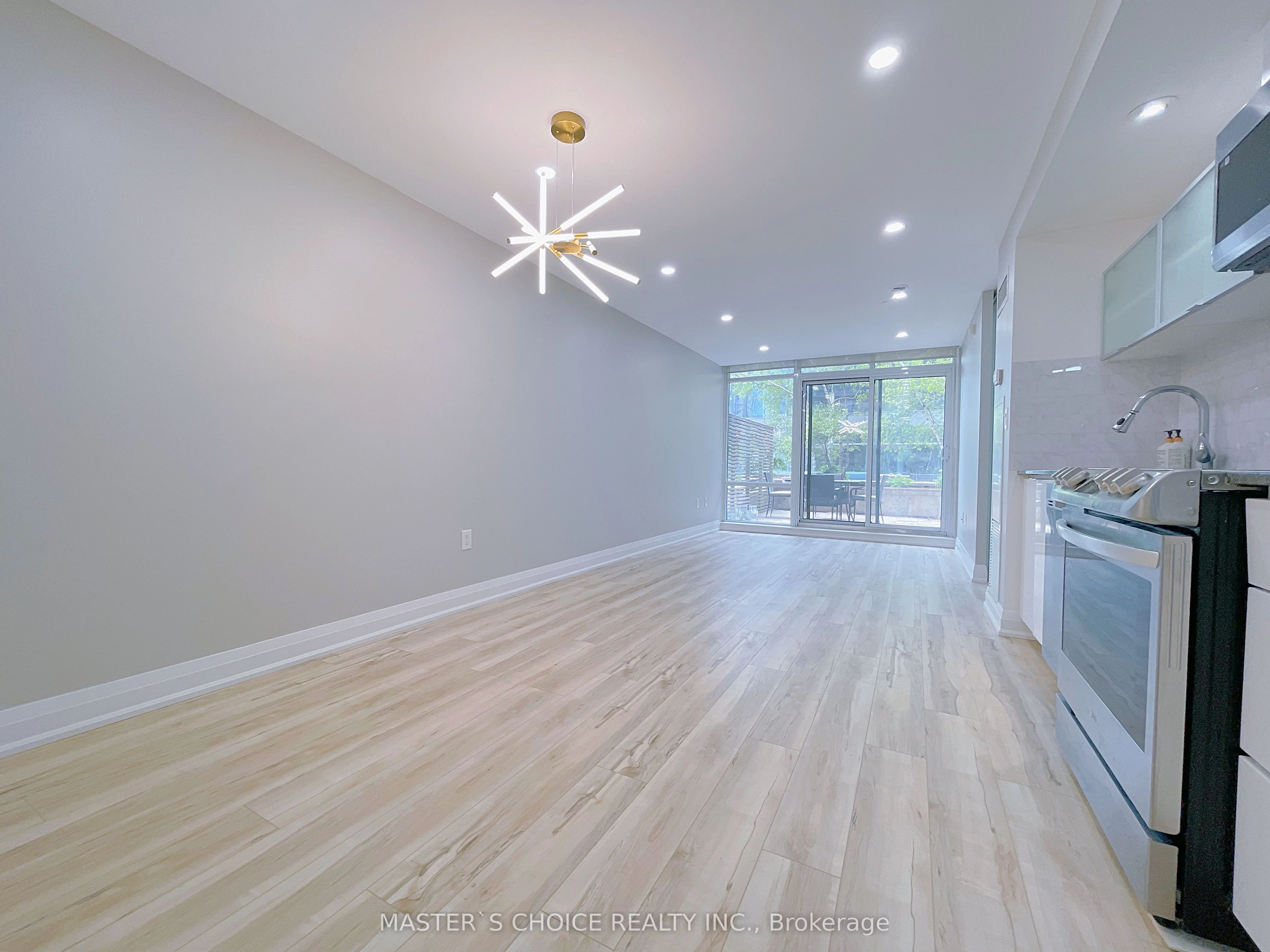 4K Spadina Avenue 220, Toronto C01, ON M5V 3Y9