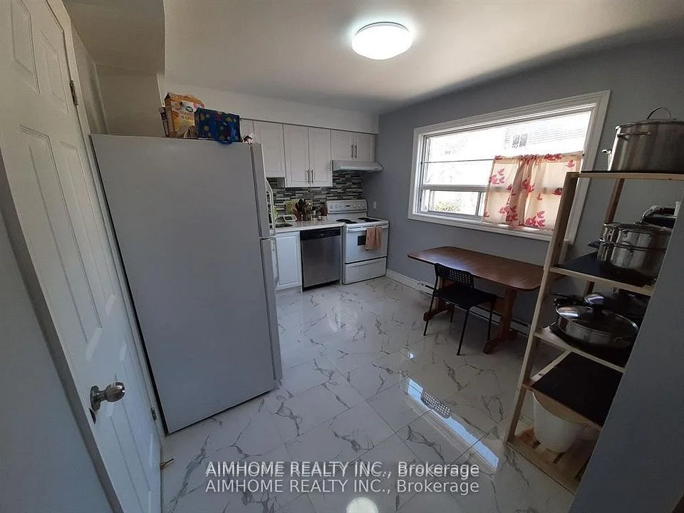 26 Courville Coachway Room3, Toronto C15, ON M2J 3V5