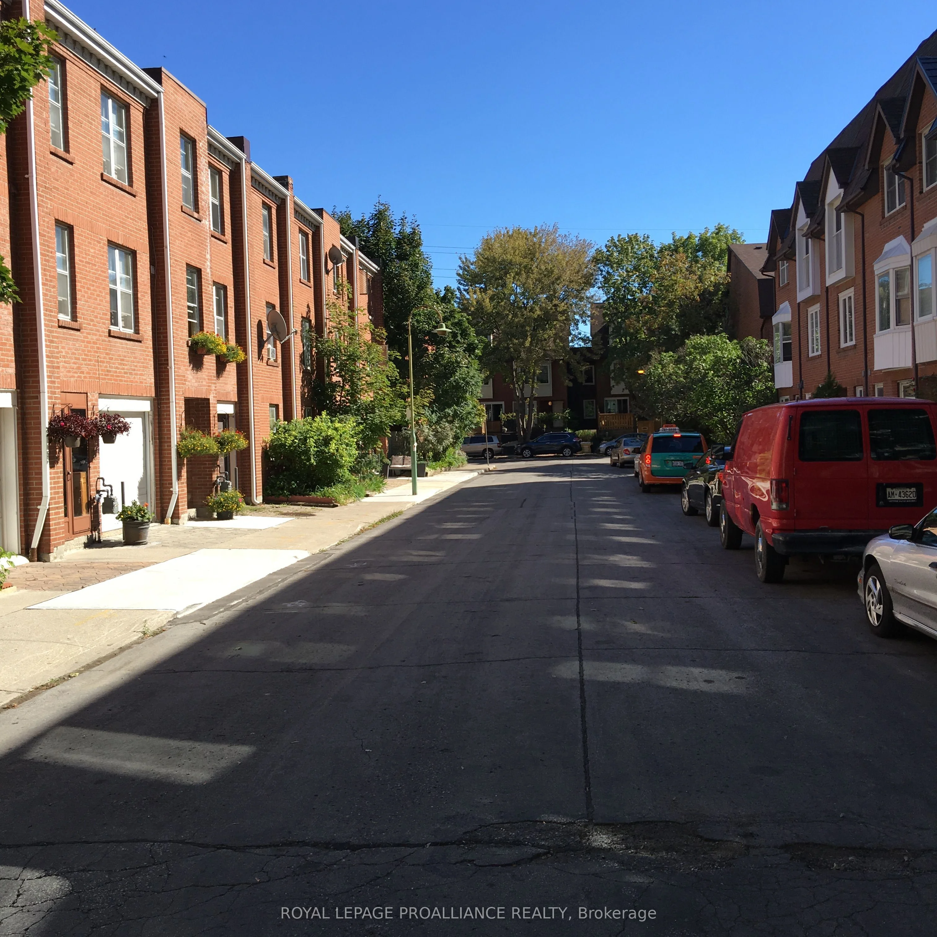 13 Portneuf Court, Toronto, On M5a 4e4