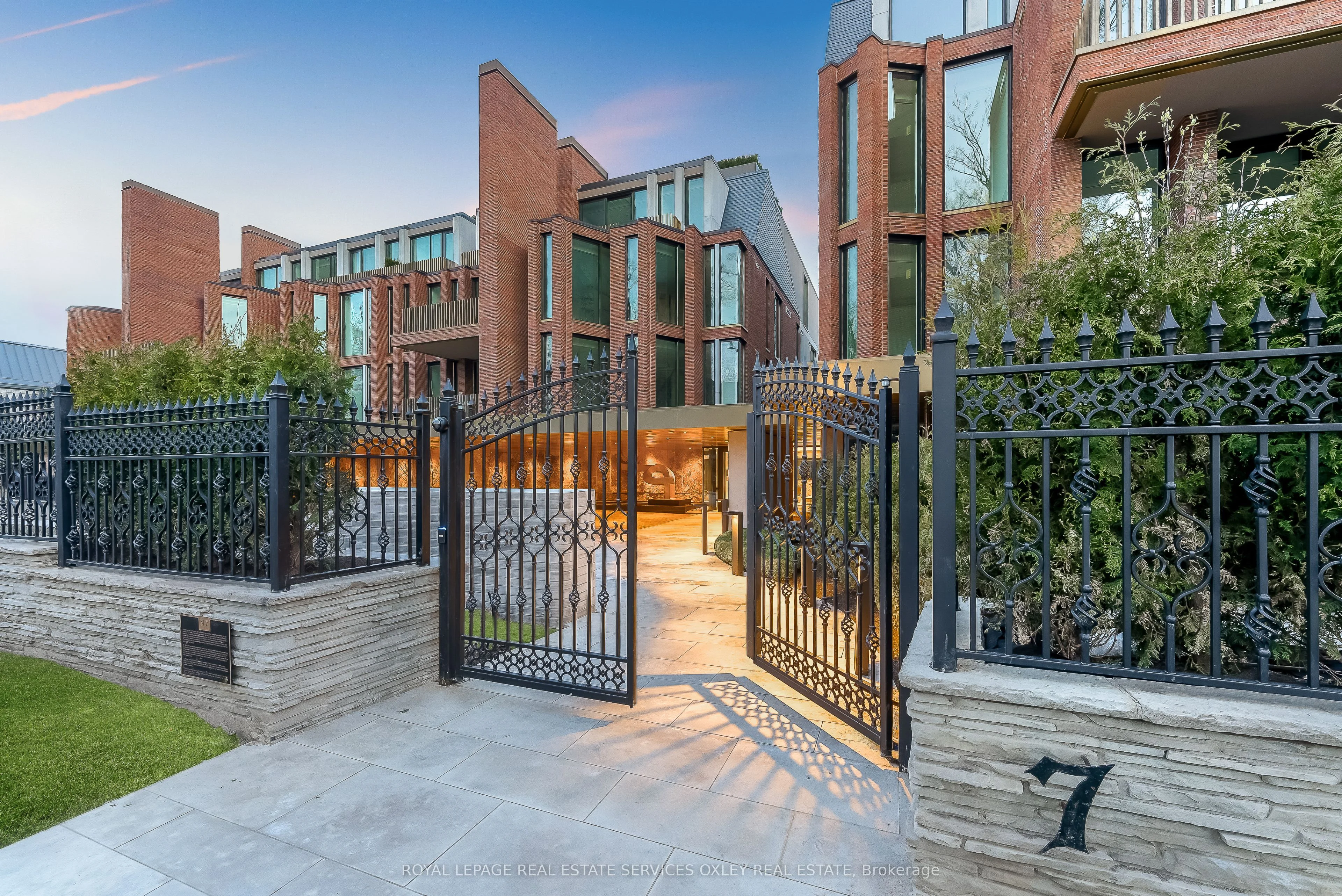 7 Dale Avenue 207, Toronto C09, ON M4W 1K2