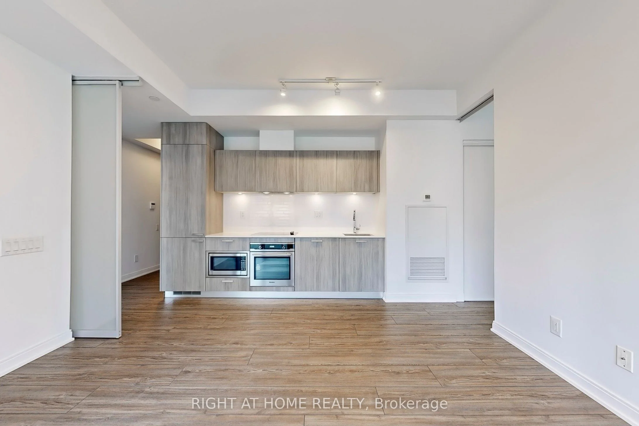 50 Charles Street 401, Toronto C08, On M4y 0c3