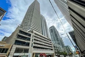 2221 Yonge Street 4005, Toronto C10, ON M4S 2B4