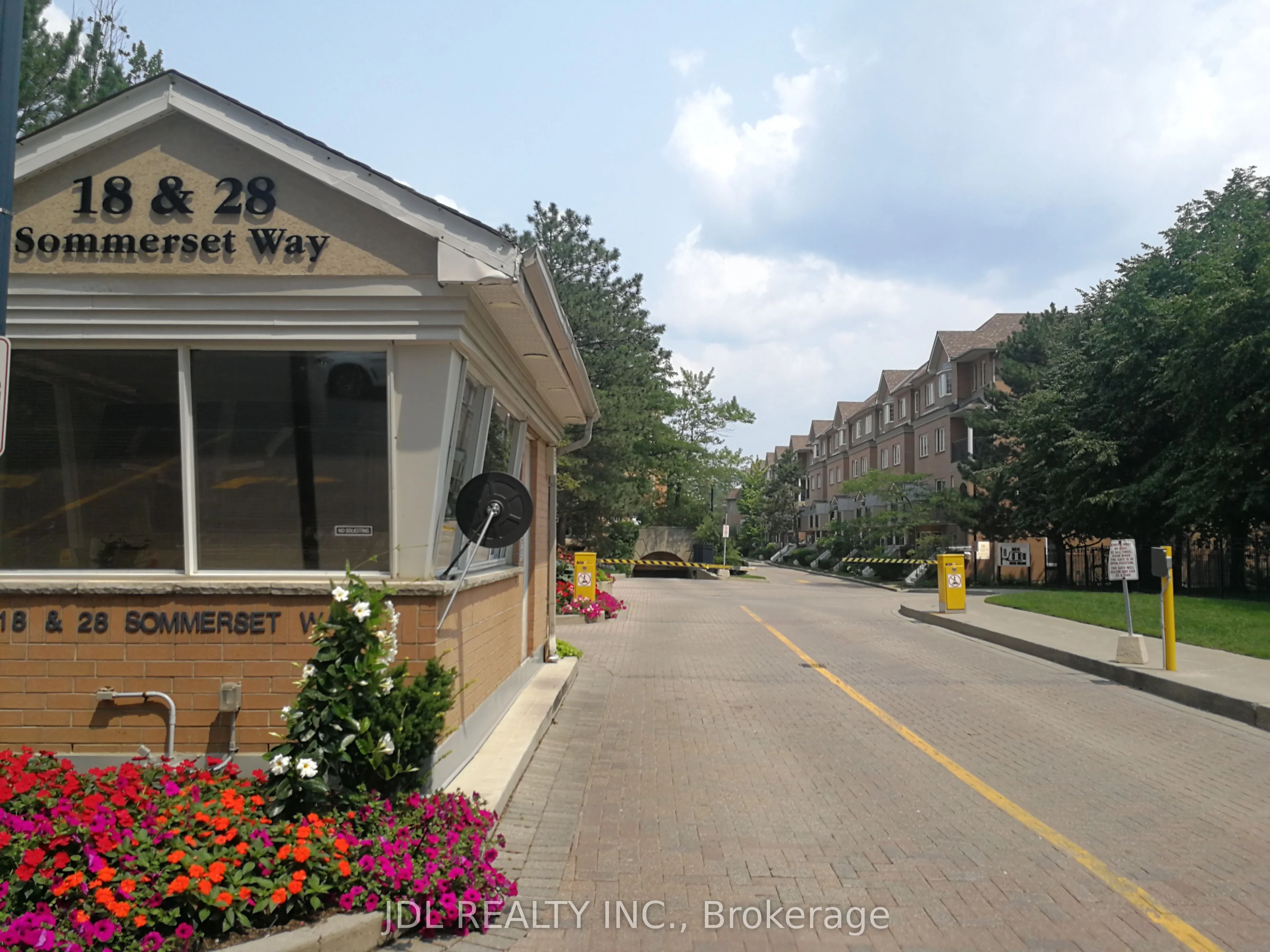 18 Sommerset Way 1112, Toronto C14, On M2n 6x5