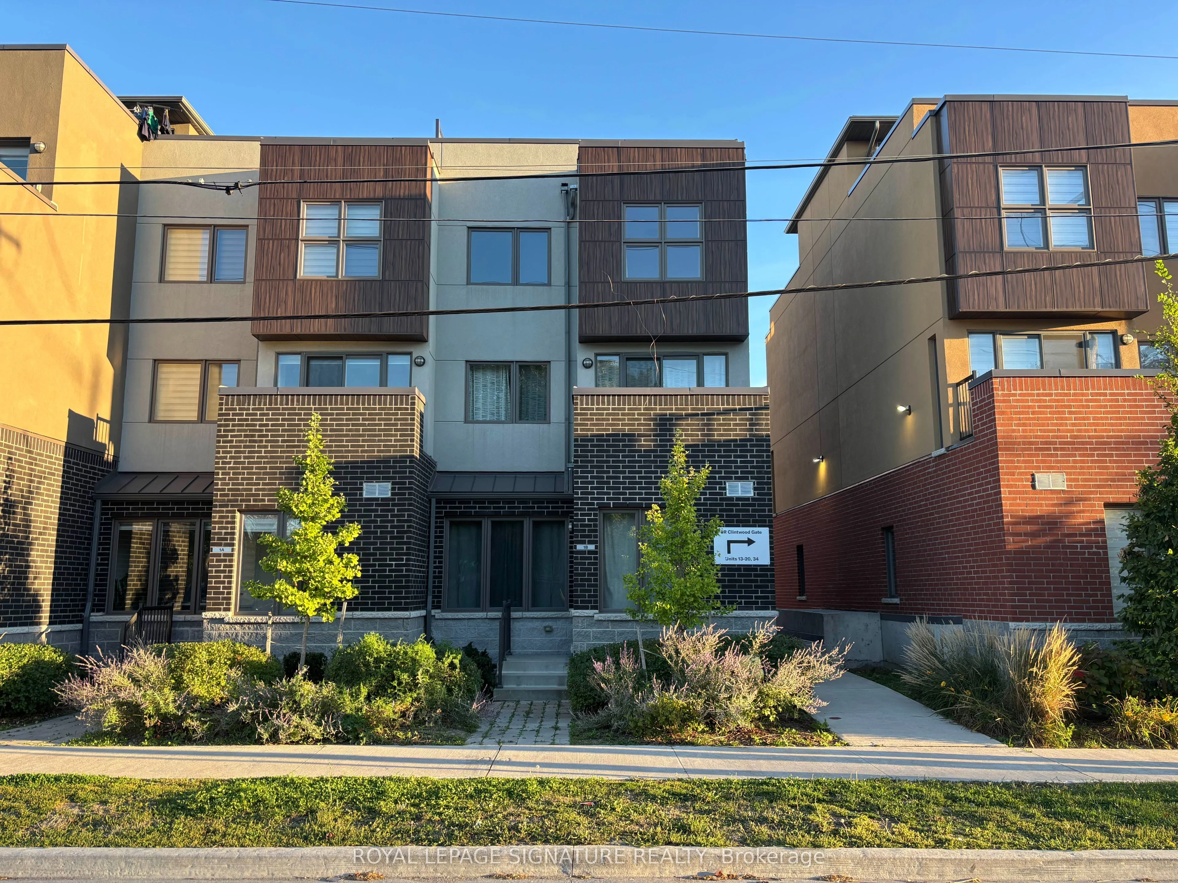 Att/Row/Townhouse in Toronto