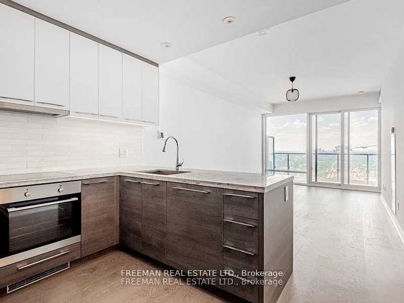 488 University Avenue 2512, Toronto C01, On M5g 0c1