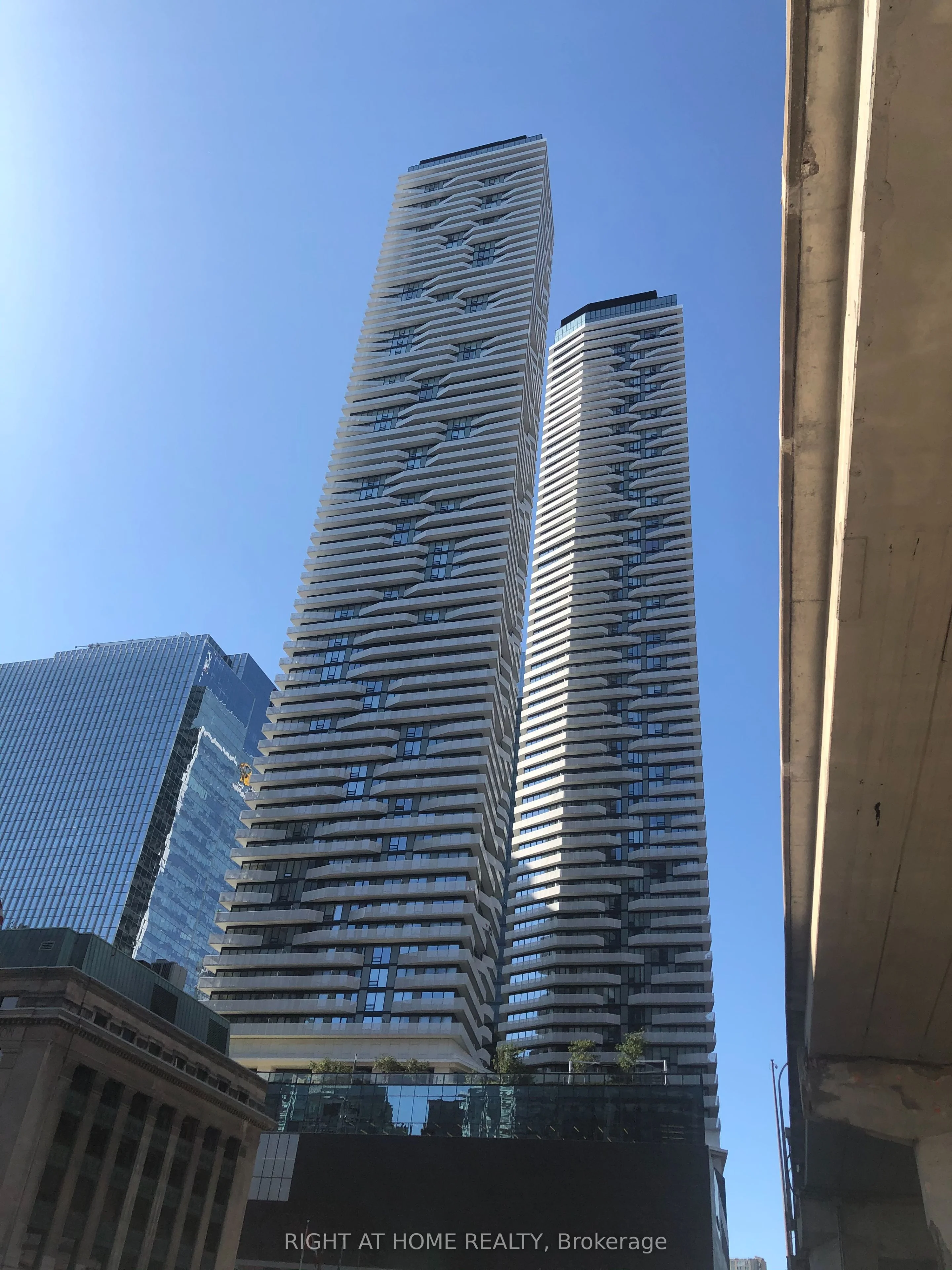 100 Harbour Street 6704, Toronto C01, On M5j 2t5