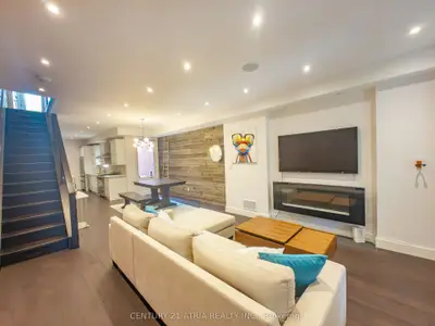 Att/Row/Townhouse in Toronto
