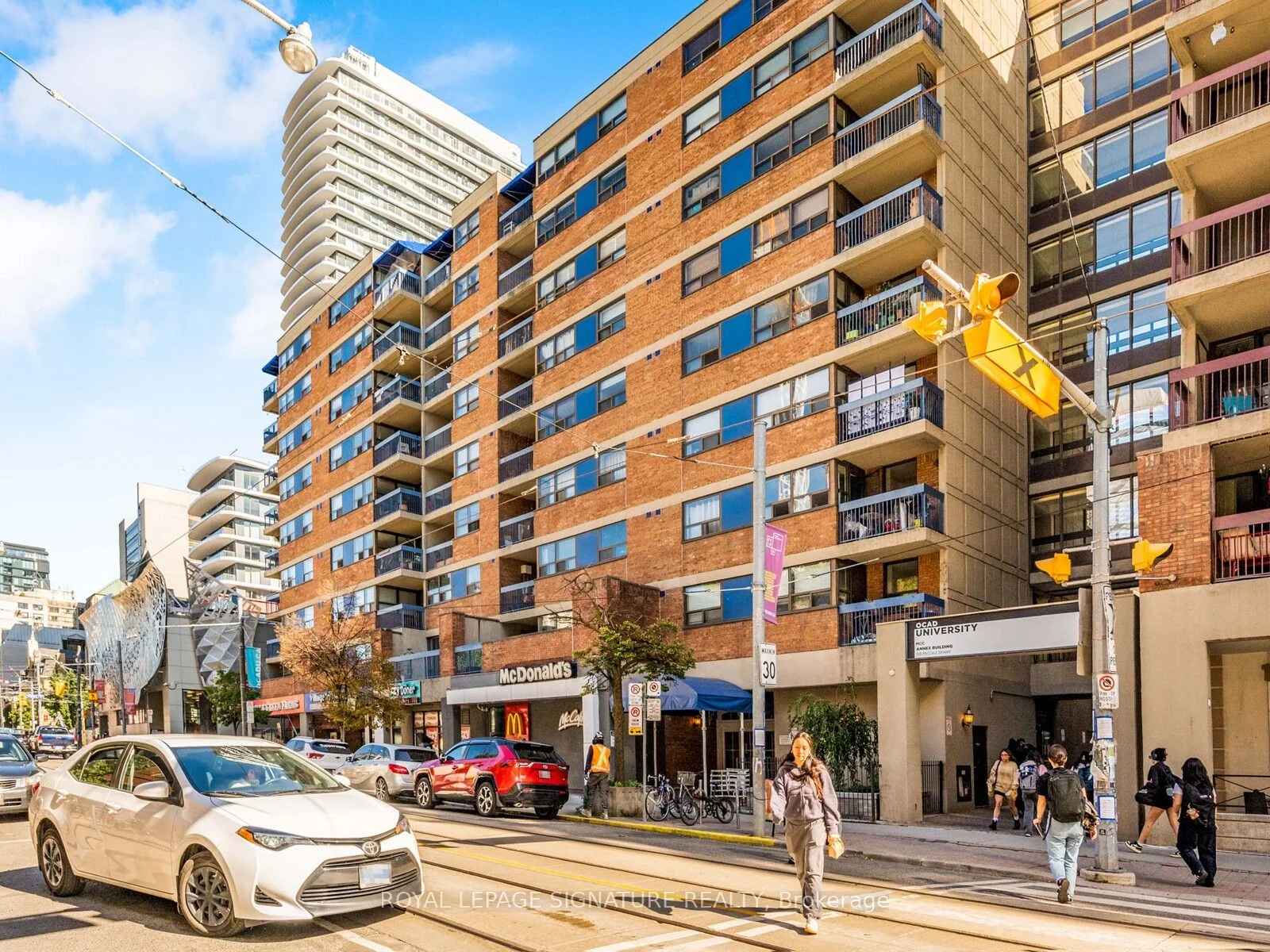 105 Mc Caul Street 901, Toronto C01, ON M5T 2X4