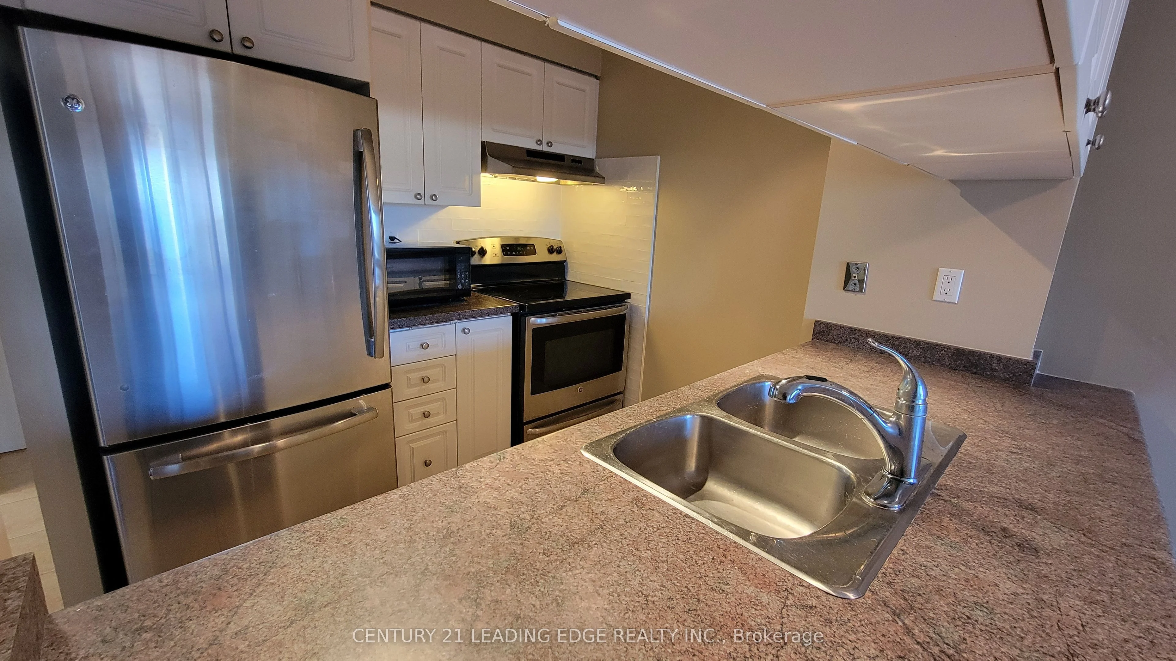 887 Bay Street 1002, Toronto C01, ON M5S 3K4