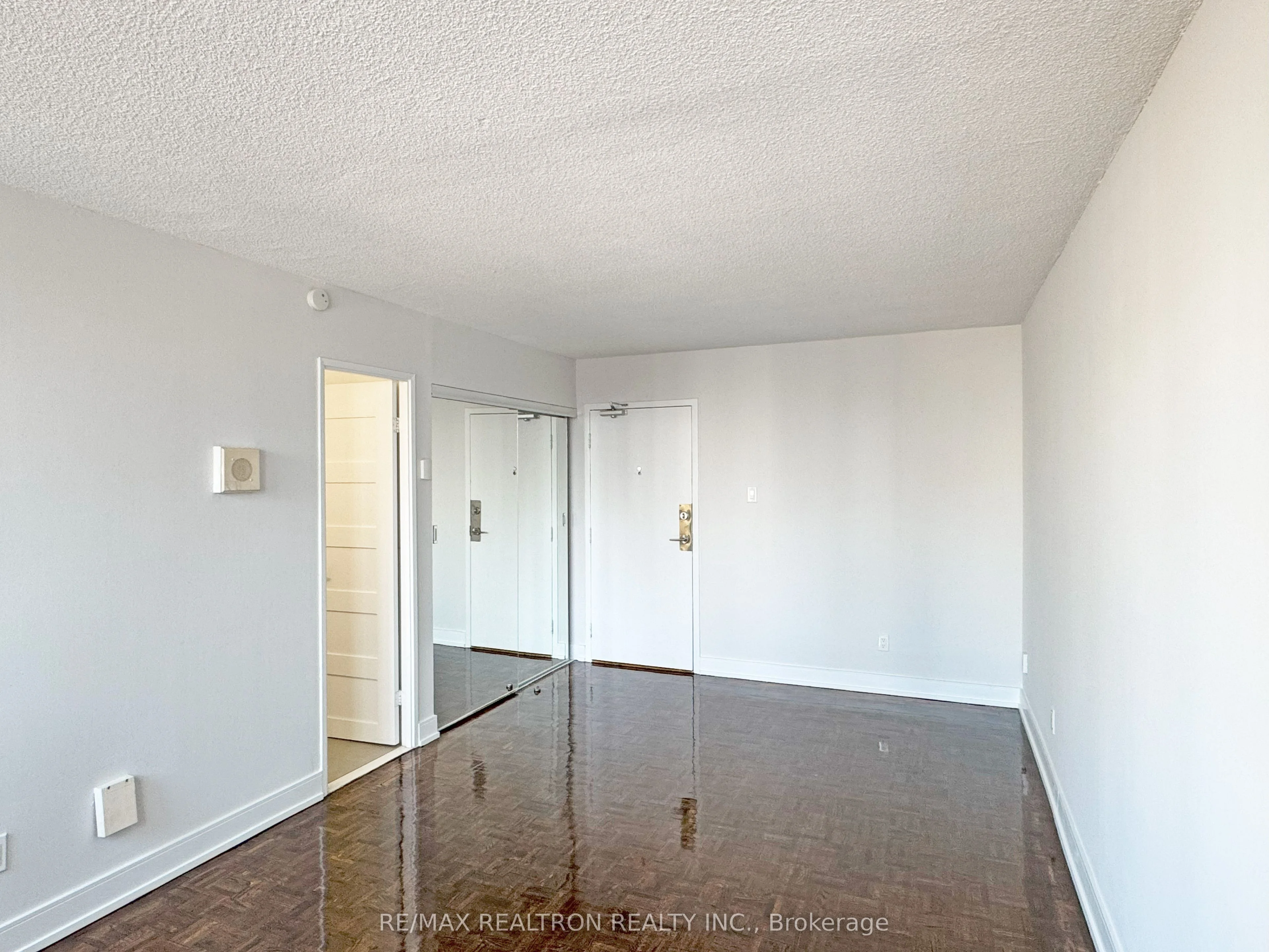 33 Isabella Street 1005, Toronto C08, ON M4Y 2P7