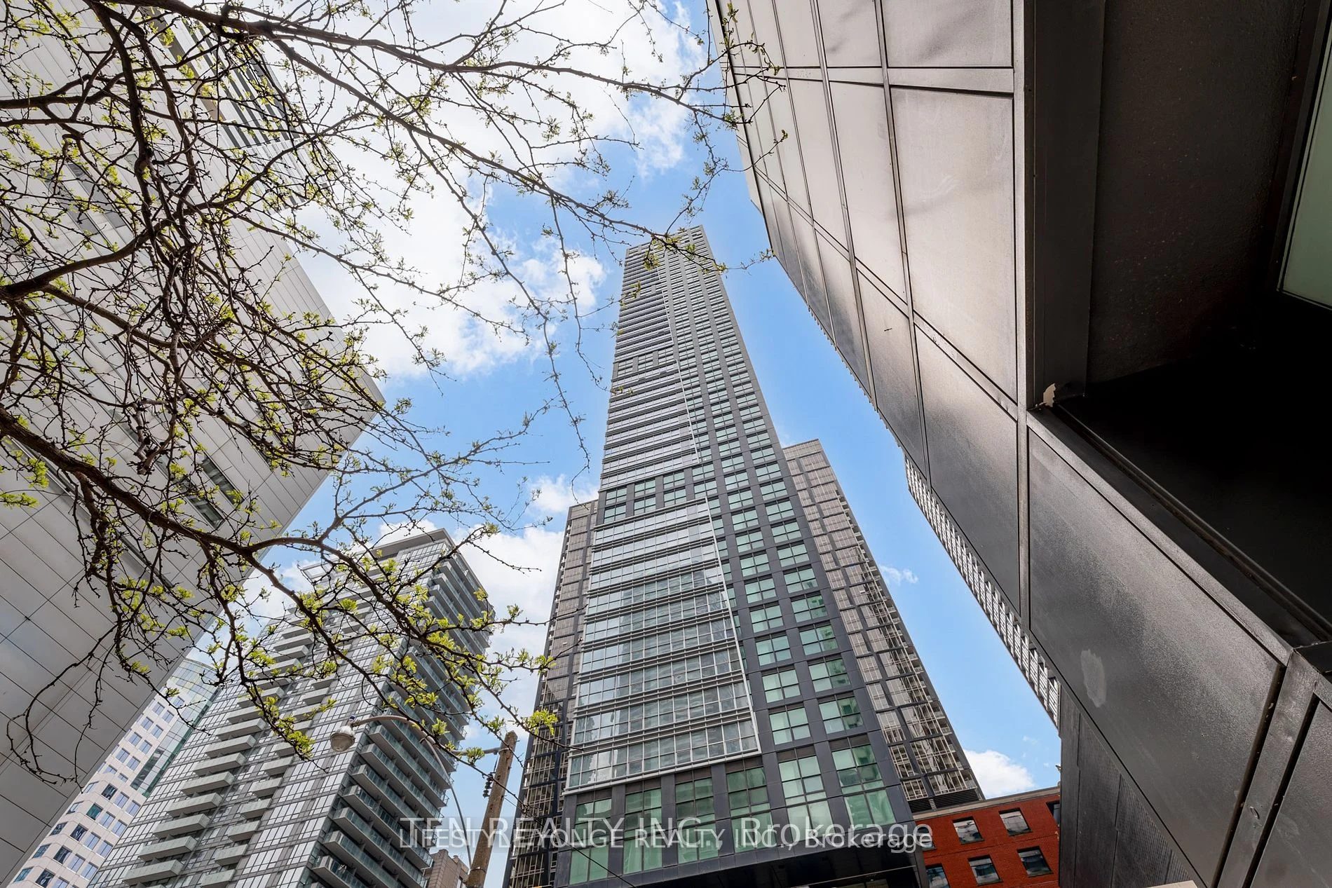 327 King Street W 1702, Toronto C01, ON M5V 0W7