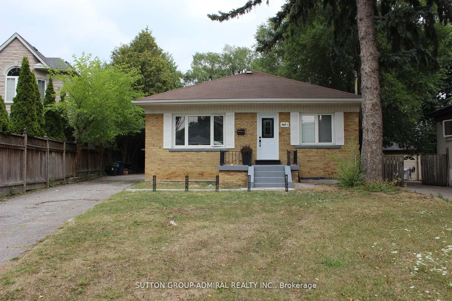 5 Pennard Court Bsmnt 2, Toronto C07, ON M3R 2V8