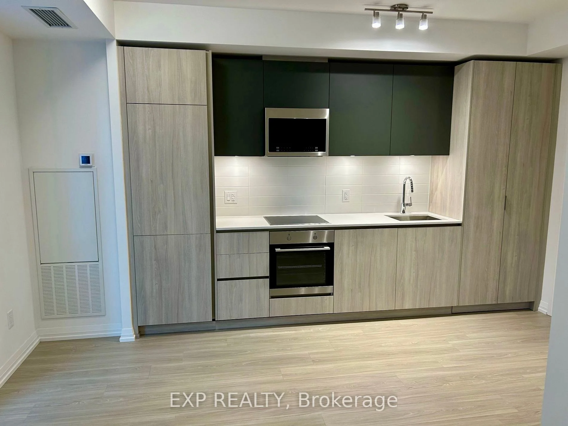 8 Widmer Street 607, Toronto C01, On M5v 2e7