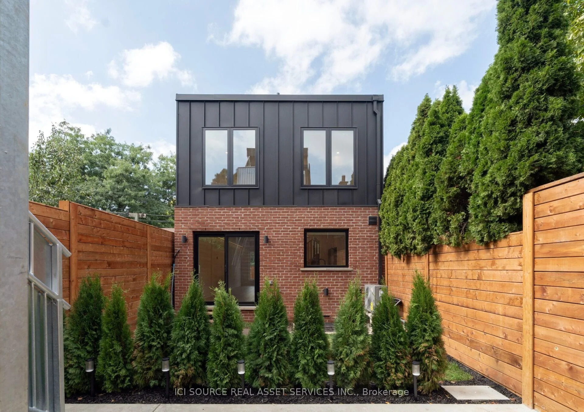 328 Shaw Street 5, Toronto C01, ON M6J 2X2