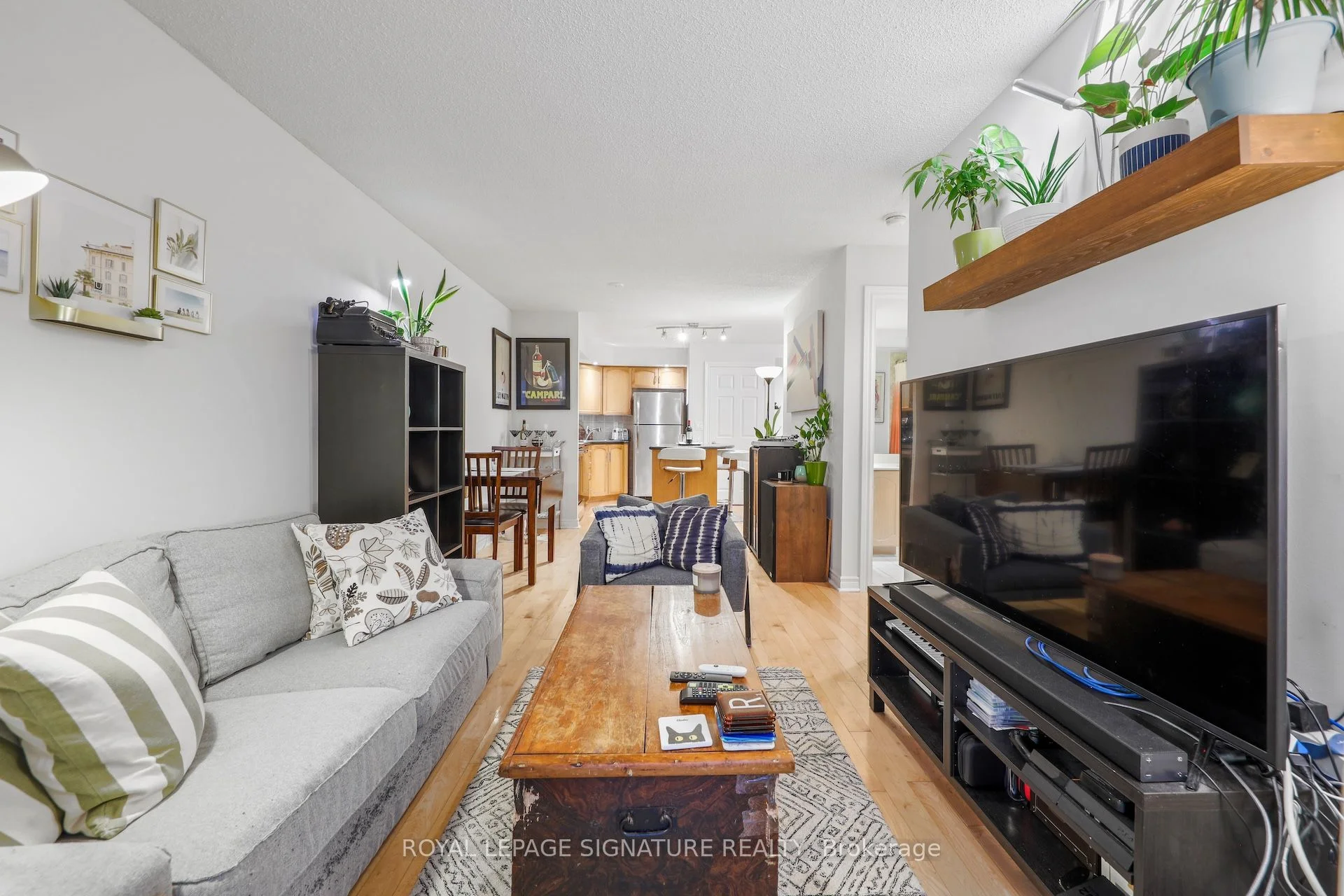 250 Wellington Street W 343, Toronto C01, ON M5V 3P6