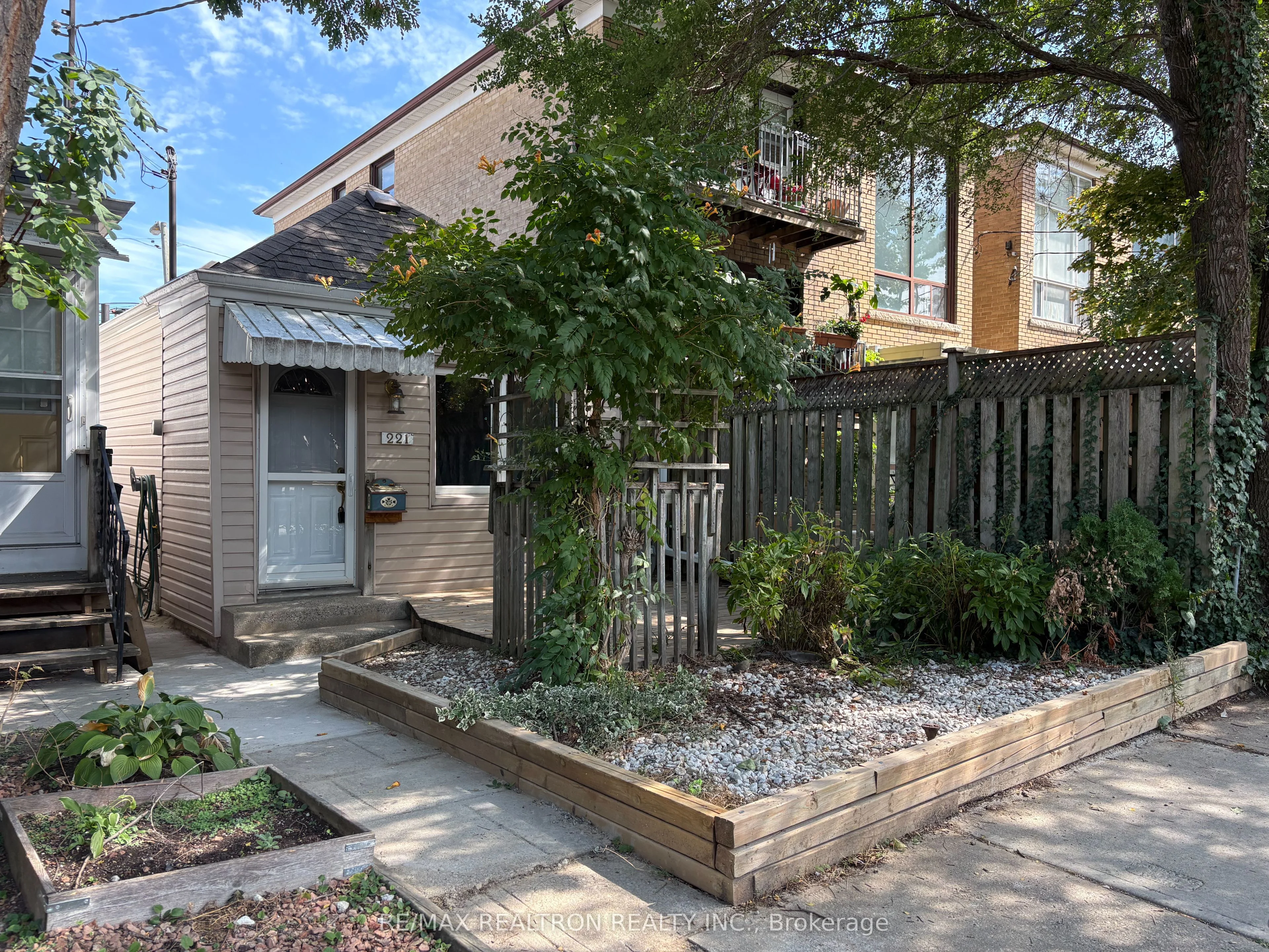 221 Winnett Avenue, Toronto C03, On M6c 3l8