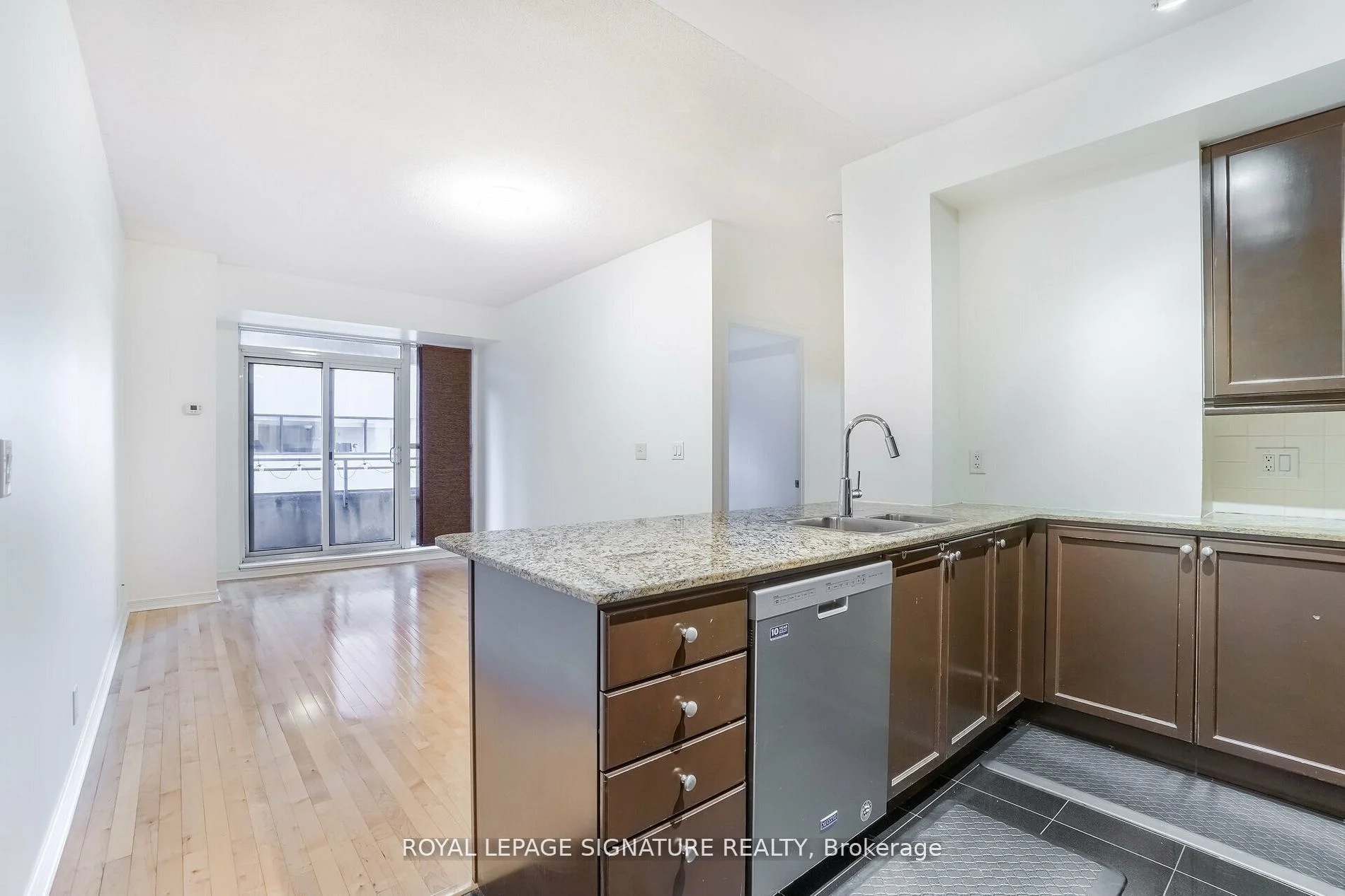 736 Spadina Avenue 403, Toronto C01, ON M5S 2J6