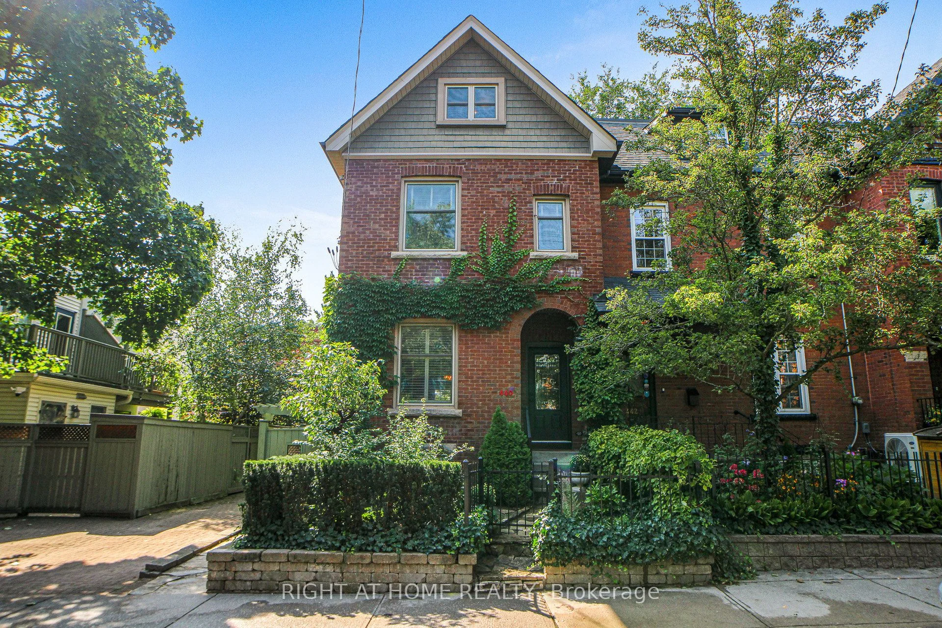 440 Sackville Street, Toronto C08, On M4x 1t2
