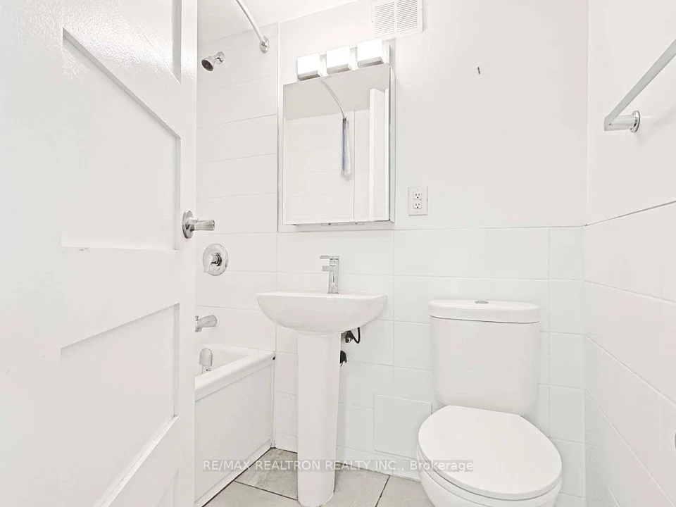 95 Lawton Boulevard 404, Toronto C02, ON M4V 1Z8