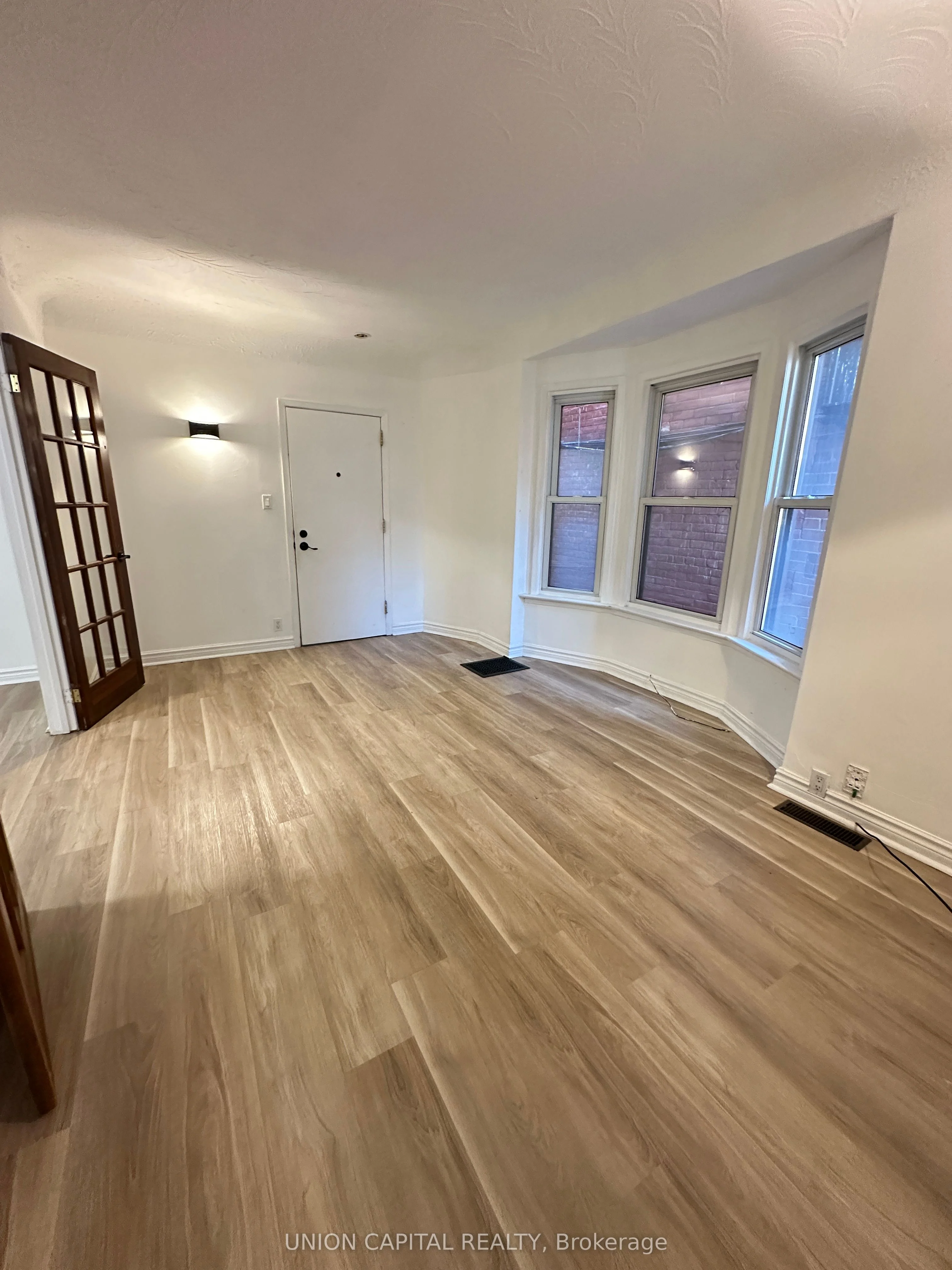 886 College Street Main, Toronto C01, ON M6H 1A3