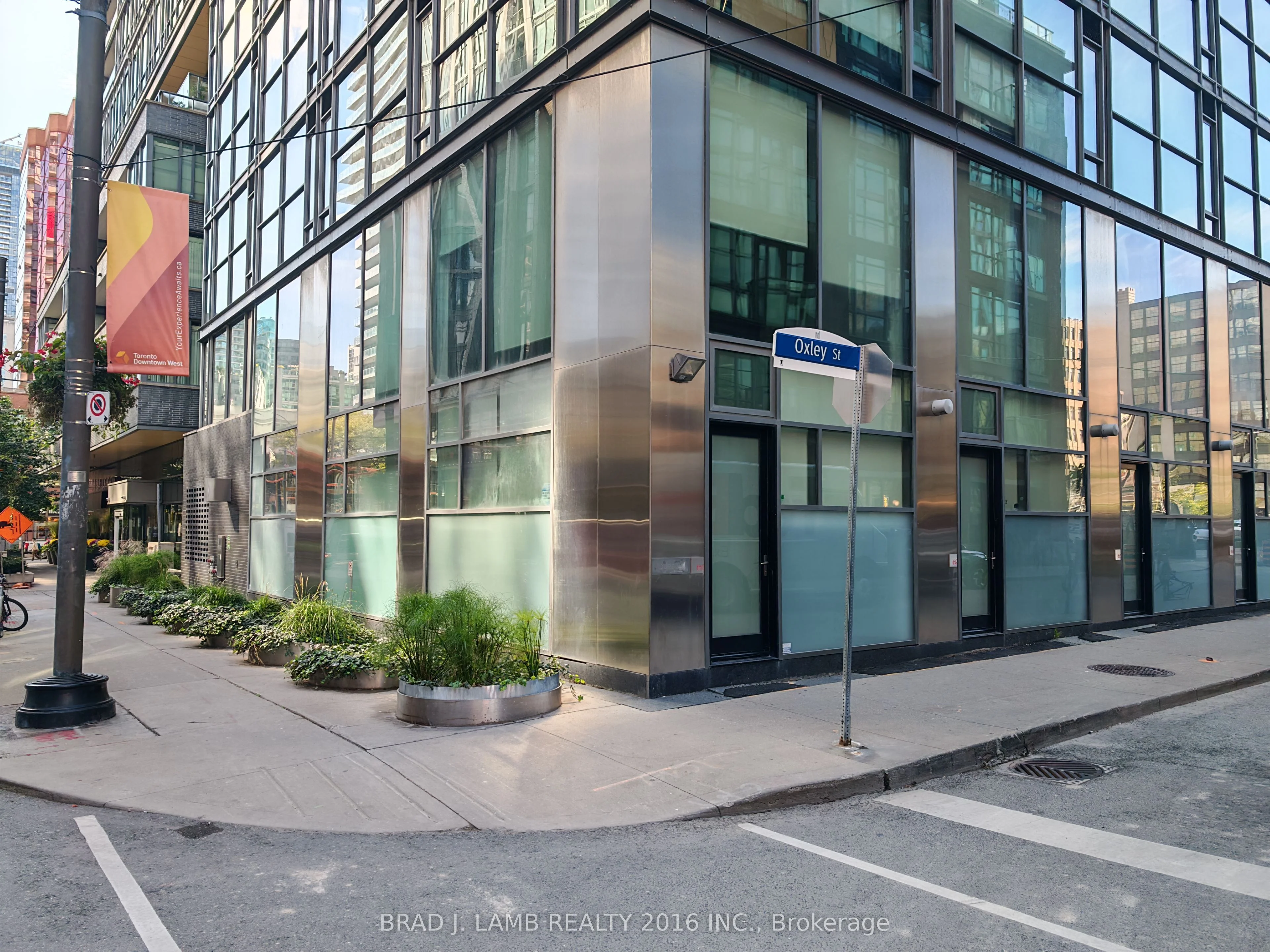 25 Oxley Street Th1, Toronto C01, ON M5V 2J5