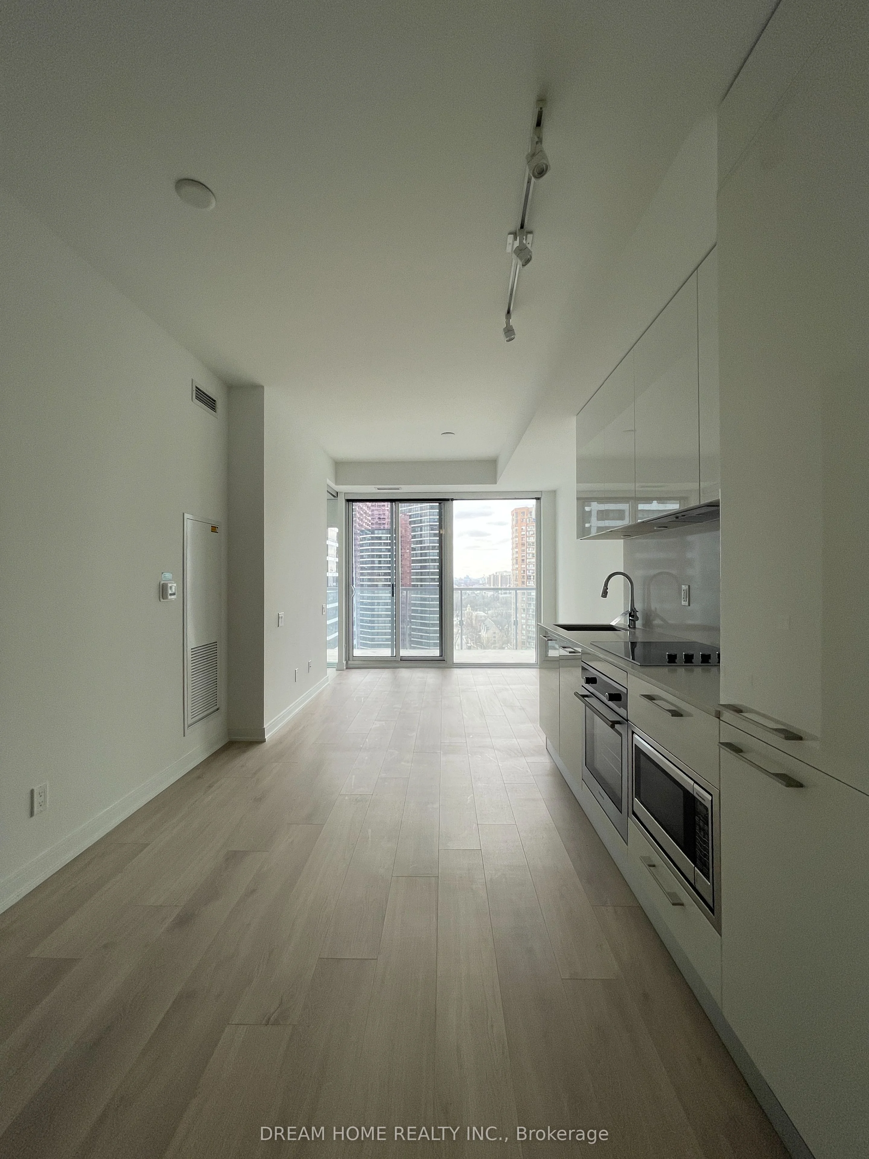 3 Gloucester Street 1810, Toronto C08, On M4y 1l8