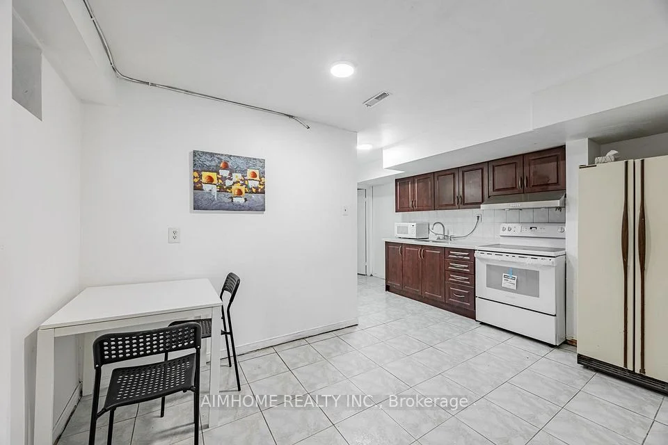 144 Wolseley Street B2, Toronto C01, On M6j 3r4