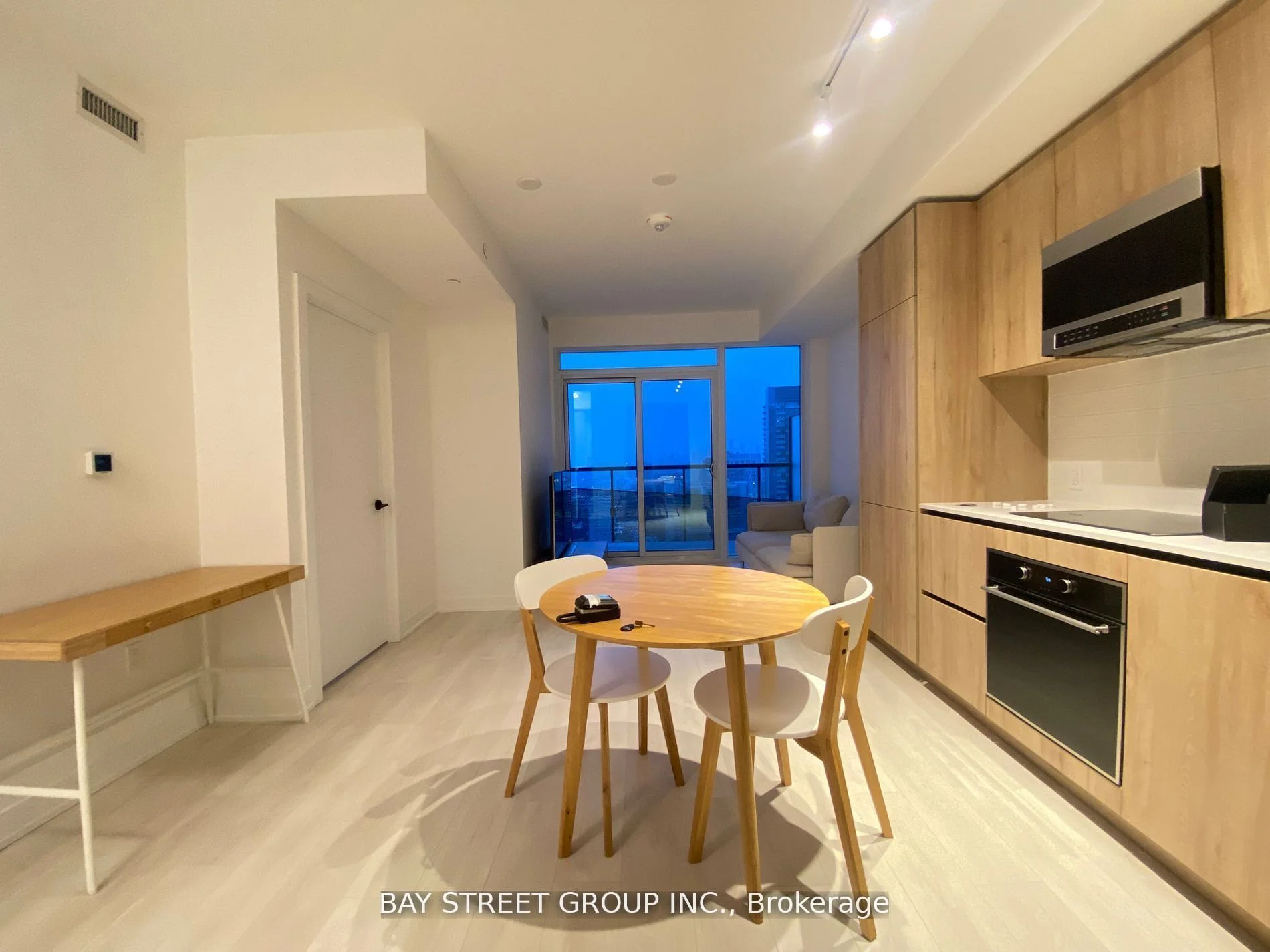 127 Broadway Avenue 2513, Toronto C10, On M4p 1v4