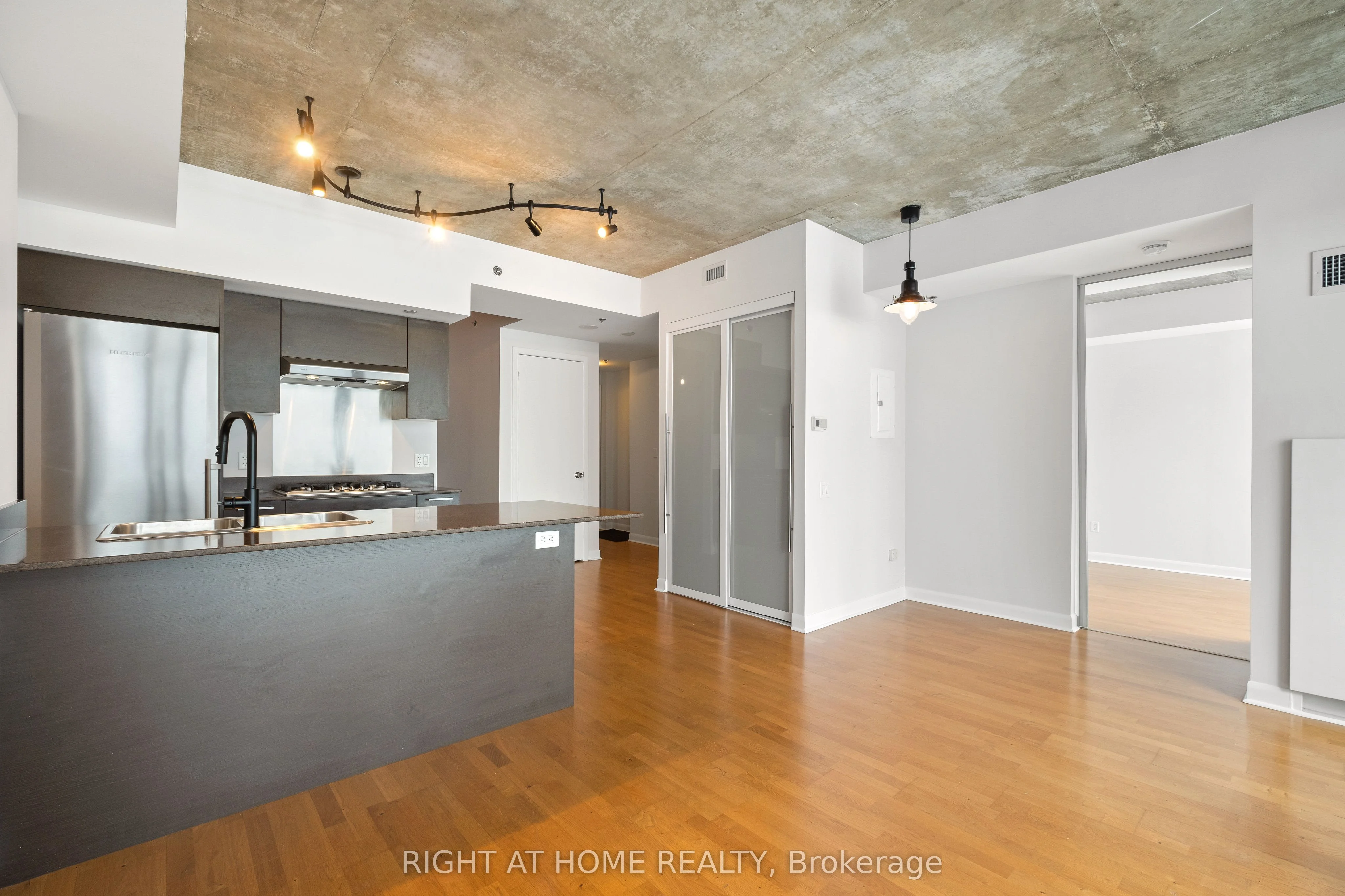 375 King Street 3106, Toronto C01, ON M5V 1K1