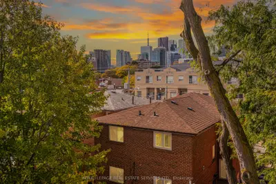 Att/Row/Townhouse in Toronto