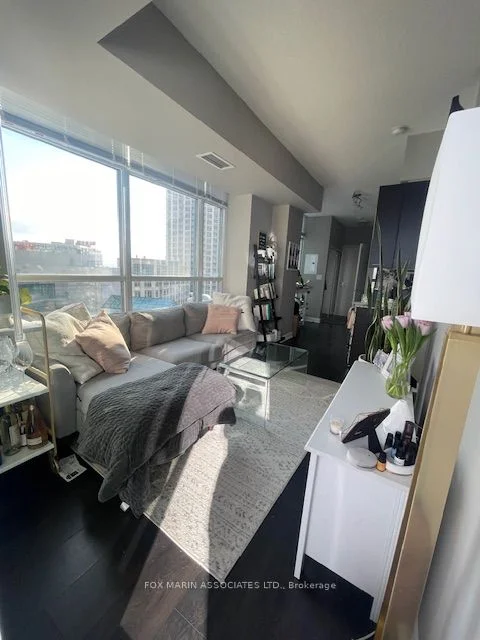 15 Bruyeres Mews 1204, Toronto C01, ON M5V 0A7