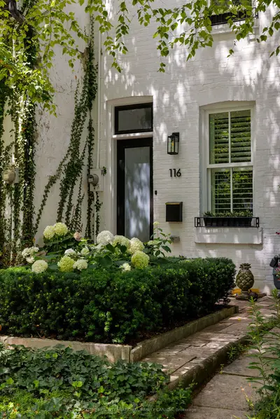 Att/Row/Townhouse in Toronto