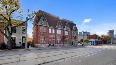 Att/Row/Townhouse in Toronto