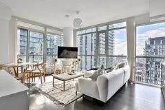 290 Adelaide Street W 3811, Toronto C01, ON M5V 0P3