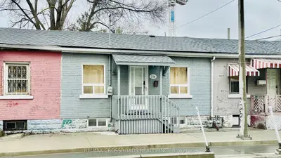 Att/Row/Townhouse in Toronto