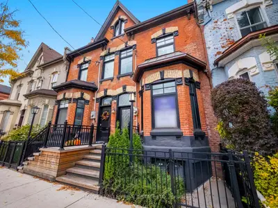 Att/Row/Townhouse in Toronto