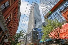 88 Queen Street 1615, Toronto C08, On M5c 0b6