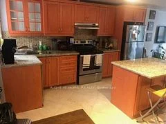 623 College Street 301, Toronto C01, ON M6G 1B5