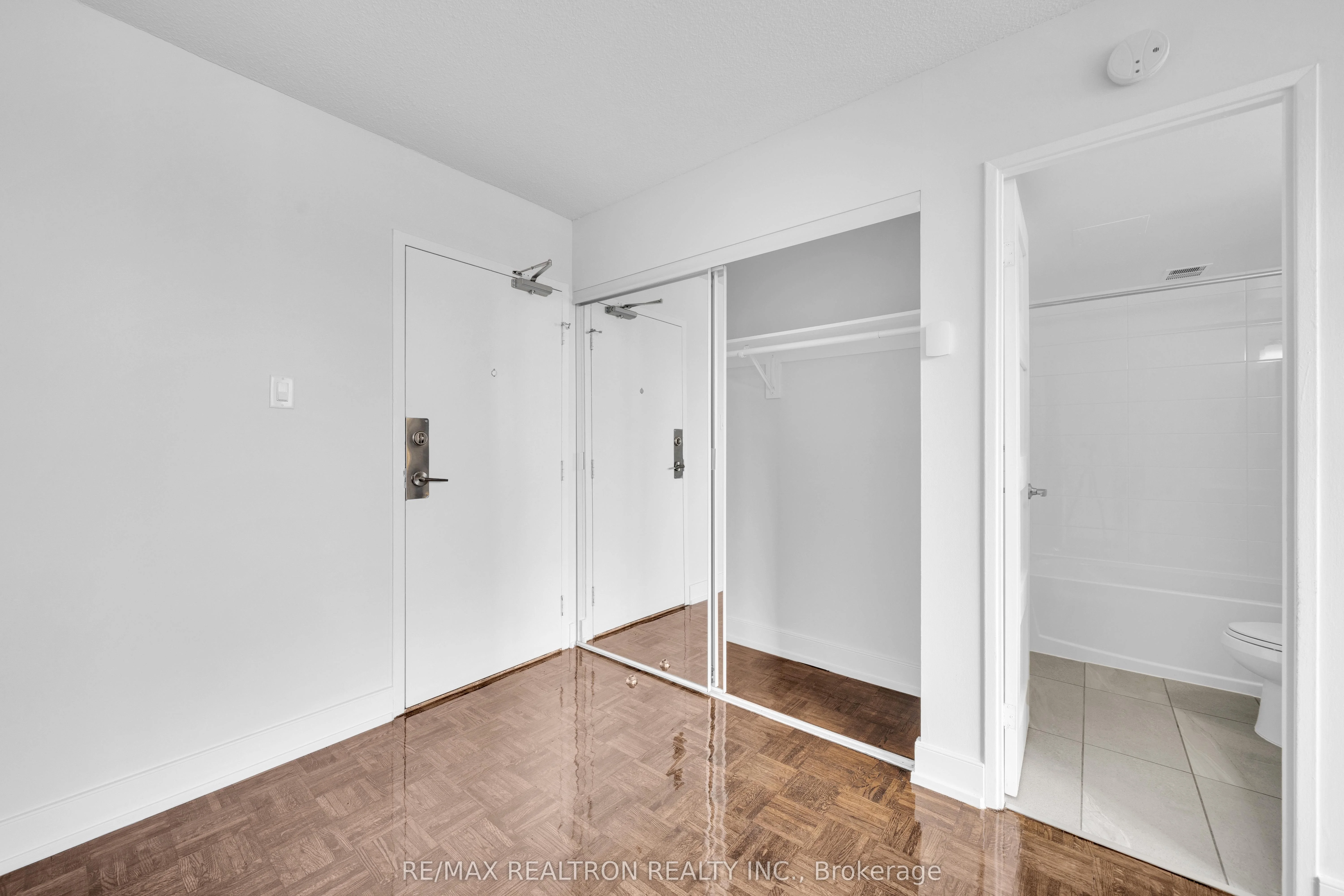 33 Isabella Street 1805, Toronto C08, ON M4Y 2P7