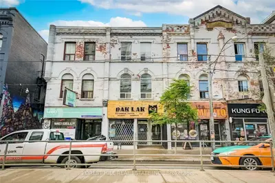 Att/Row/Townhouse in Toronto