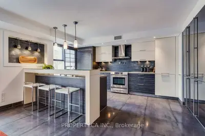 349 St Clair Avenue W 403, Toronto C02, On M5p 1n3