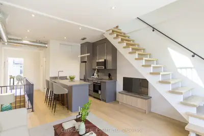 Att/Row/Townhouse in Toronto