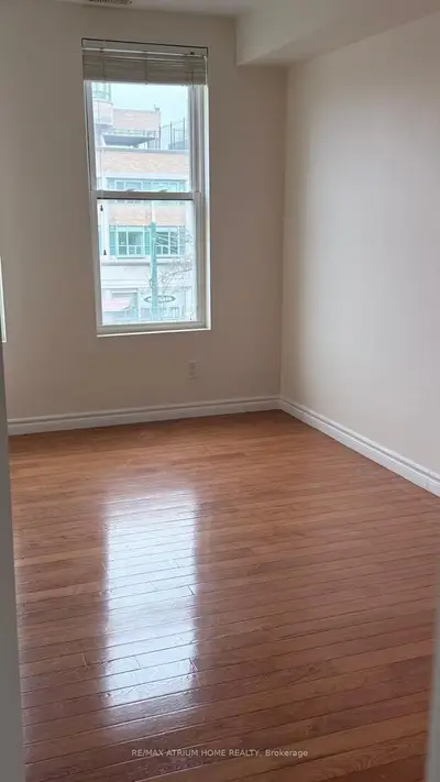 Att/Row/Townhouse in Toronto